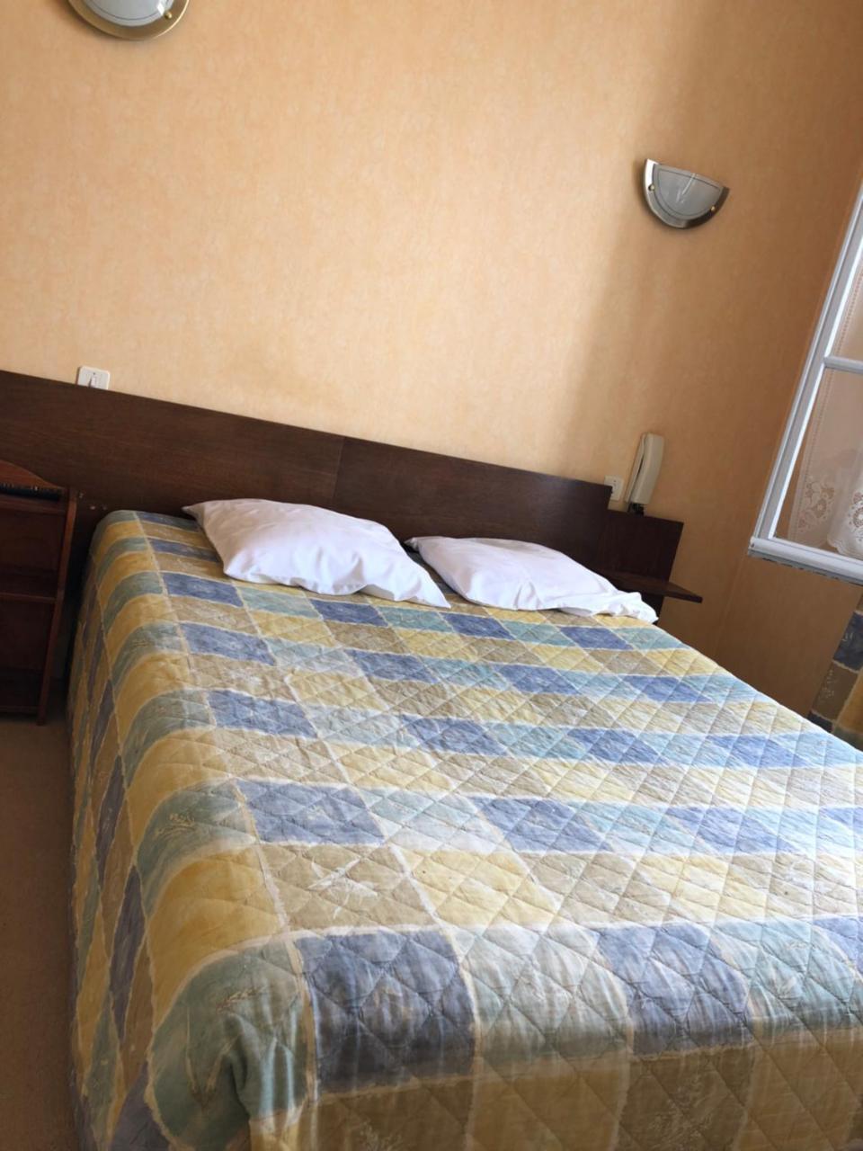 Hotel Le Commerce Bellegarde-du-Loiret Bagian luar foto
