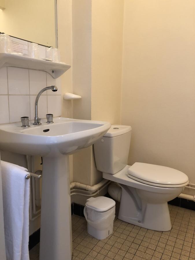 Hotel Le Commerce Bellegarde-du-Loiret Bagian luar foto