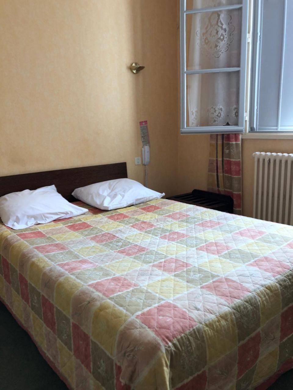Hotel Le Commerce Bellegarde-du-Loiret Bagian luar foto